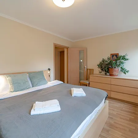 Quiet And Spacious Oasis In Center, Parking Available *