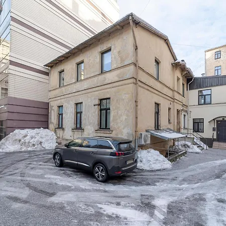Quiet And Spacious Oasis In Center, Parking Available Apartment