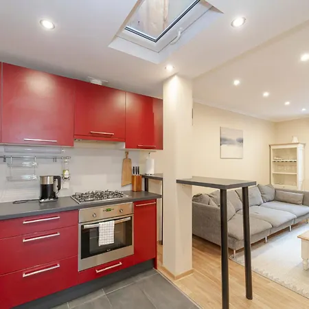 Quiet And Spacious Oasis In Center, Parking Available Apartment
