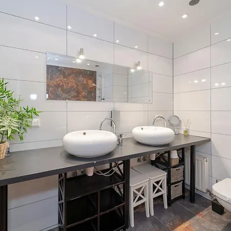Appartement Quiet And Spacious Oasis In Center, Parking Available *