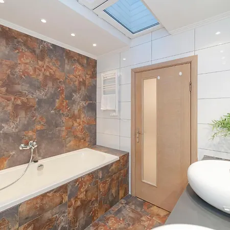 Quiet And Spacious Oasis In Center, Parking Available Riga