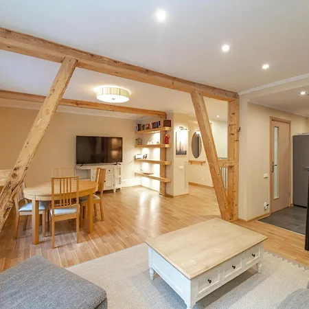 Quiet And Spacious Oasis In Center, Parking Available